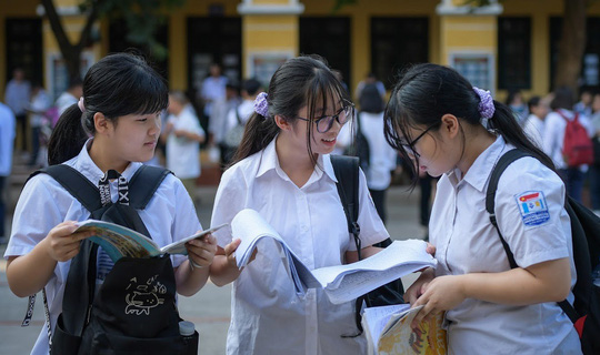 Học sinh trao đổi bài sau buổi thi