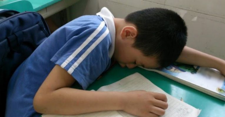 sự cố học sinh ngủ trong giờ học